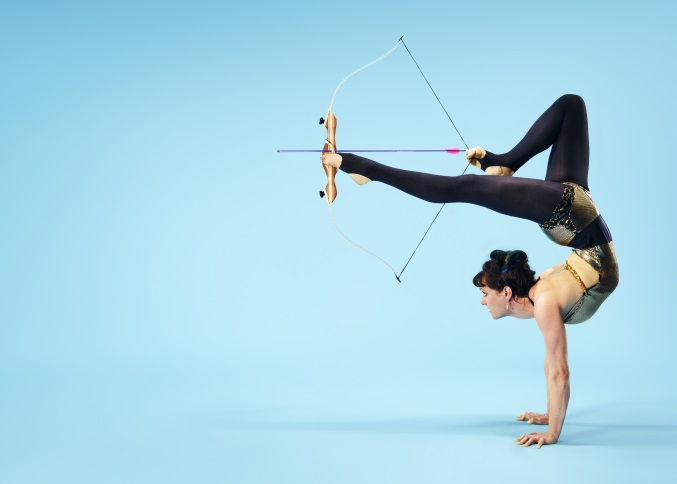 美国女子西弗尔用脚射箭击中6.09米远目标,膺世界纪录。