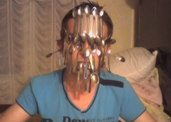 塞尔维亚女子捷布拉诺域曾做出在脸上平衡31支汤匙的世界纪录