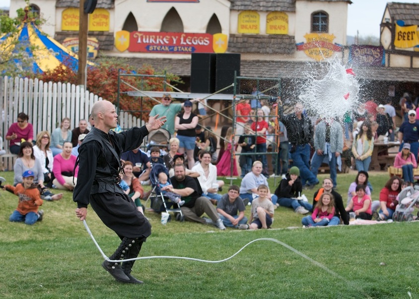 美国男子温里奇可在3分钟内,用鞭打破23罐饮品。