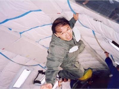 STS-125任务宇航员太空行走检查哈勃太空望远