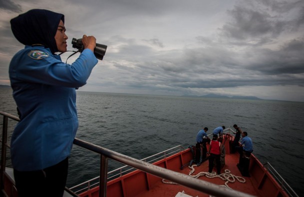 工作人员正在搜索残骸