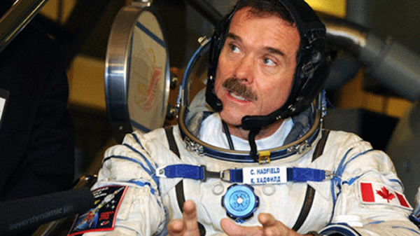 加拿大宇航员哈德菲尔德去年退役。他在空间站弹唱老歌,让他在网络上走红。