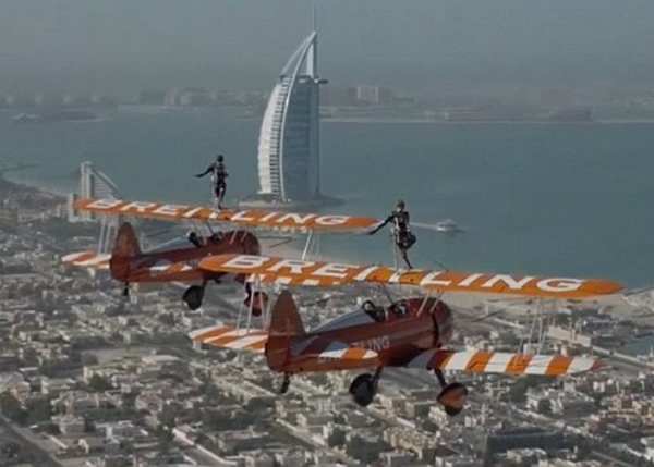 ����Ӣ��Ů��(ͼ)�ڻ����ϱ��ݸ��Ѷȶ�����