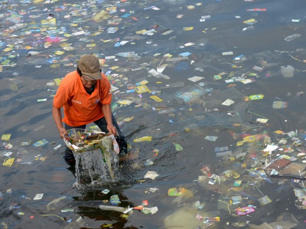 地球的海洋有超过5万亿塑料颗粒正漂浮在其中