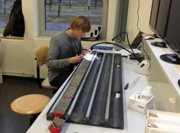 这张照片展示了犹他大学地球化学家Gabe Bowen为了一项证明了今天的全球变暖比此前认为的更类似于将近5600万年前的一个气候变化事件而在德国的一个实验室研究