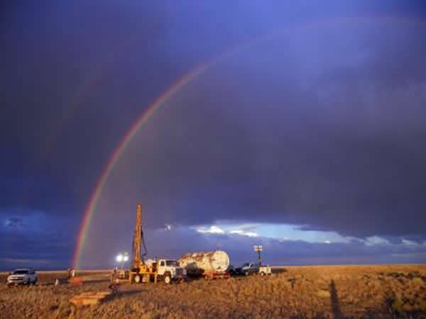 在美国国家科学基金会资助的怀俄明Bighorn盆地的钻探地点上出现了一道彩虹。在由犹他大学地球化学家Gabe Bowen领导的一项研究中,在这个地点钻取的沉积物