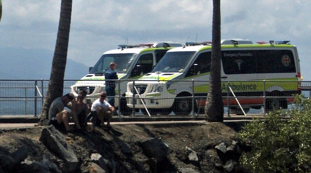 史密斯的朋友抱头坐在岸边