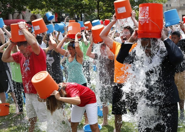 冰桶挑战在全球引起回响