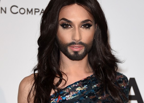 武斯特因穿女装留胡子成名