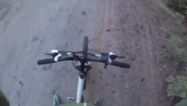 男子原先悠闲地踩着单车