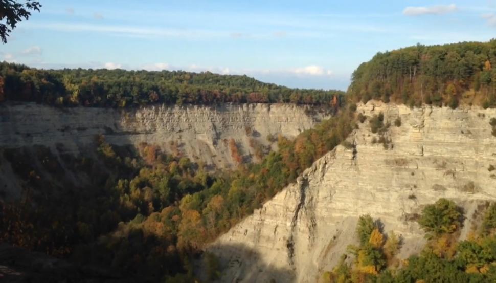 美国22岁青年登山脚滑坠18米山谷竟奇迹般毫发无伤