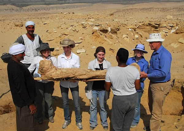 工作人员抬出木乃伊