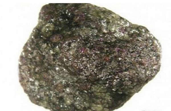 俄罗斯的Udachnayaa钻石矿出土一块包含3万颗微小钻石的奇特岩石