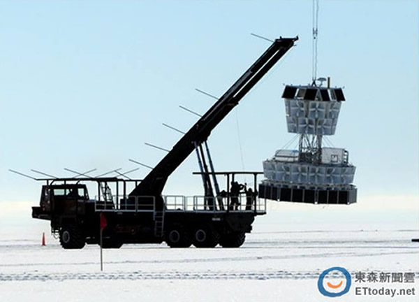 ANITA侦测器脱离吊车,预备升空。(图/台大天文物理所提供,下同)