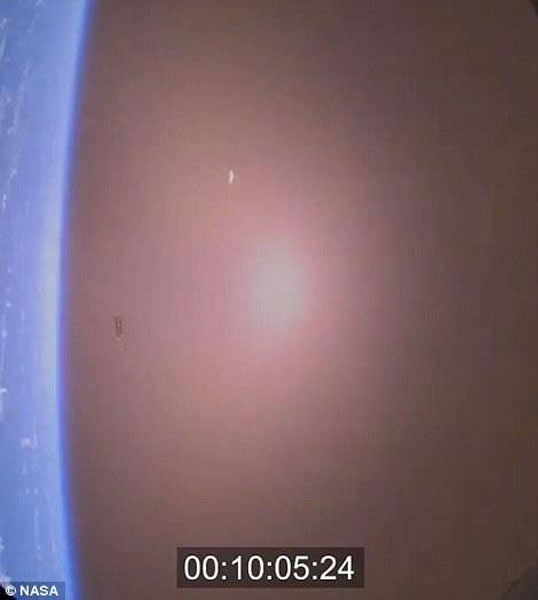 图中显示的为“猎户座”宇宙飞船降落前10分钟的情景