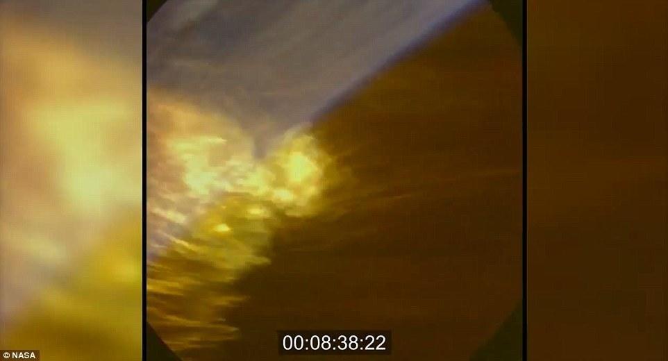 在降落前8分钟左右,“猎户座”宇宙飞船的速度达到每小时3.2万公里,表面温度为2200摄氏度,图中显示了“猎户座”宇宙飞船周围出现大量的等离子体,而飞船也与外界