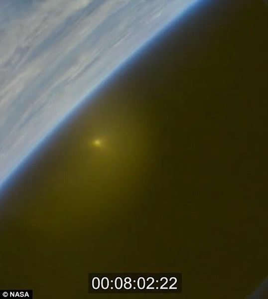 重返大气层是宇宙飞船溅落前的重要一步,尤其是“猎户座”这样的深空飞船,返回速度更大,因此产生的摩擦也更加剧烈。按照美国宇航局的设计,“猎户座”将通过气动摩擦达到