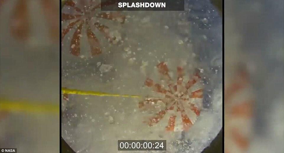 “猎户座”宇宙飞船溅落海面的刹那间,此时飞船已经完成了重返地球的任务,剩下的任务交给美国海军人员,他们会把飞船回收,最后运送到美国宇航局。