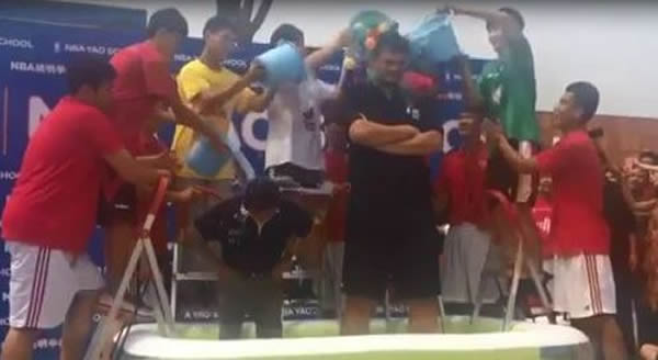 《环球科学》认为,通过名人效应,冰桶挑战能让更多人开始关注ALS病症。图为姚明接受冰桶挑战。