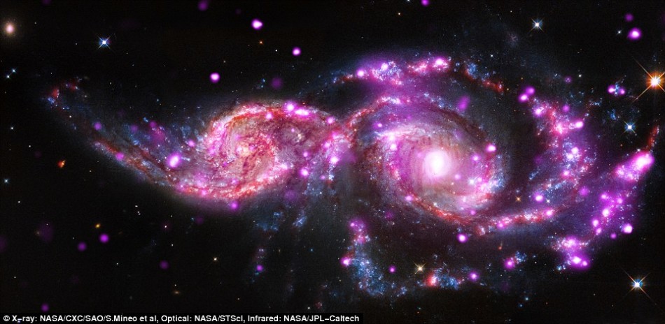 这是两个即将发生相撞的星系——NGC 2207 和 IC 2163。它们距离地球约1.3亿光年,位于大犬座