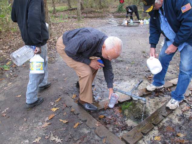 ����Ľ��ǰ����ȡȪˮ