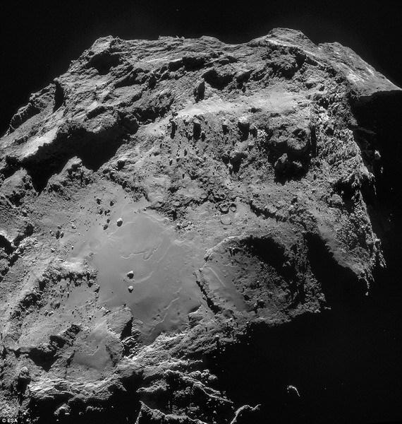 该彗星部分表面相对光滑,但是一些表面存在锯齿状悬崖和碰撞陨坑。