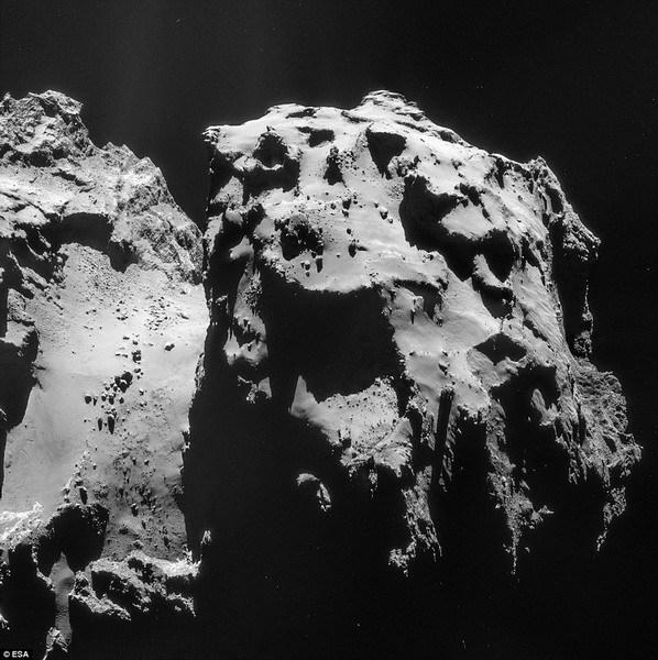 这是67P彗星的高清图像,令人联想到可以攀爬的高峰,上世纪80年代美国宇航局“航行者号”探测器拍摄的图像效果与该图像是无法相比的。