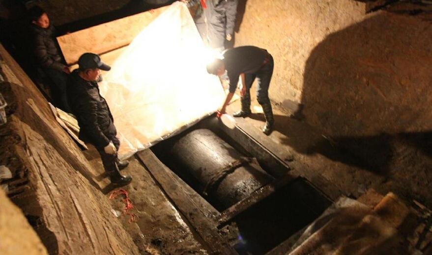 考古人员发现棺木。