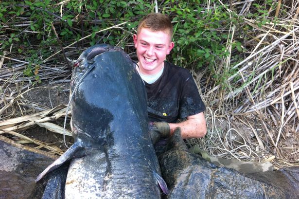 英国14岁少年在西班牙河中钓上一条长2.5米、重达208磅的巨型鲶鱼