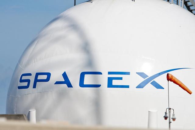 SpaceX将尝试让火箭底部垂直降落到停留在大海的驳船上