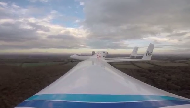 全球首架混能飞机在英国试飞成功