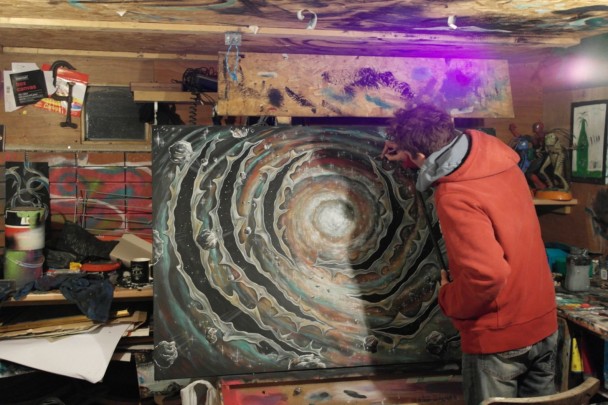 简宁正在绘画外星画。