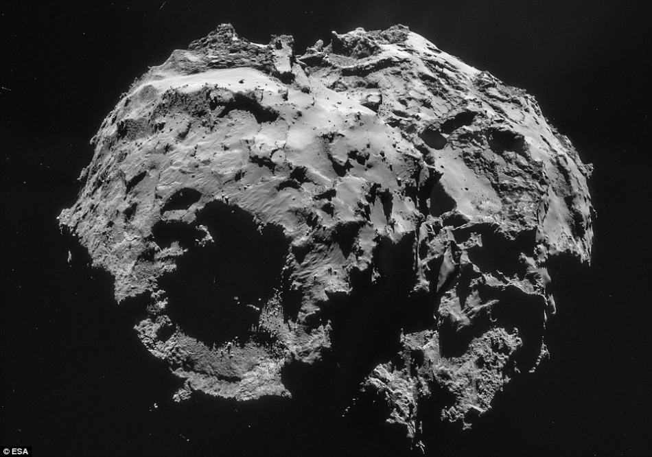 阿特金森发现的67P彗星悬崖高0.5英里,但与太阳系最引人注目的岩石结构相比,这个悬崖只能是小巫见大巫。1982年,宇航局的“旅行者2”号在天王星卫星“米兰达”