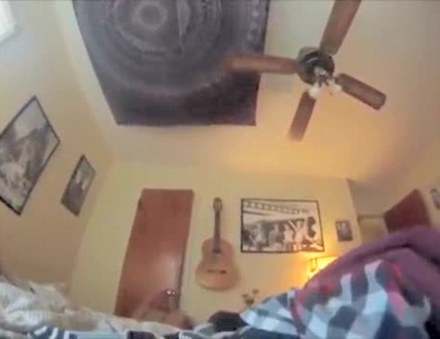 最后吉尼斯返回主人的床上,嗅着熟悉的气味才安定下来。