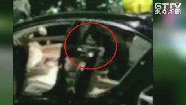 肇事奔驰疑出现铁青女脸。(图/东森新闻)