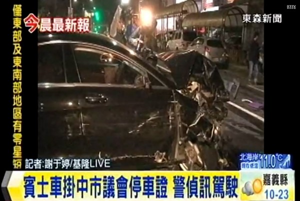 肇事奔驰车头几乎全毁。(图/东森新闻)