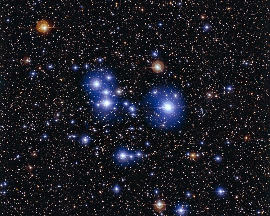 这张年轻的疏散星团Messier 47的壮观影像中,最引人注目的就是少数明亮的蓝星。前景中几个较老的红巨星与它们形成对比。这些红巨星并不属于M47星团。 Pho