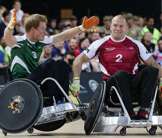 哈利(左)举办“永不屈服运动会”,希望激励伤兵。