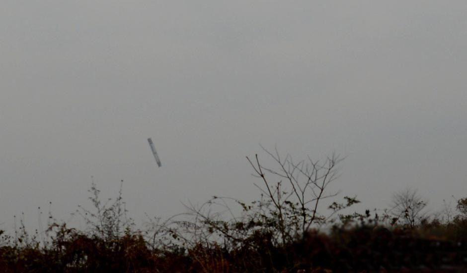 记者抓拍到长征三号甲火箭残骸从天而降