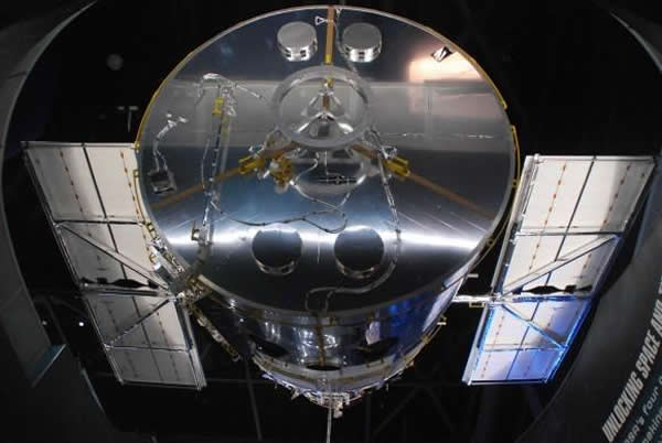 美国宇航局哈勃望远镜将年满25岁,自1990年4月24日搭乘发现号航天飞机升空以来,哈勃望远镜已经工作了25年,目前哈勃望远镜仍然十分敬业,不断推动天文学的研究