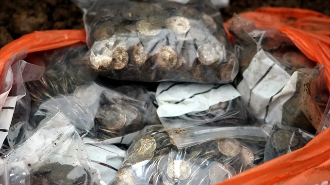 英国破产寻宝家挖出价值130万英镑的盎格鲁萨克逊古银币