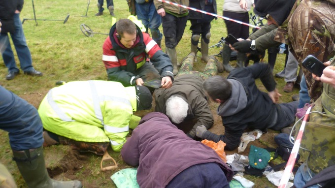 英国破产寻宝家挖出价值130万英镑的盎格鲁萨克逊古银币