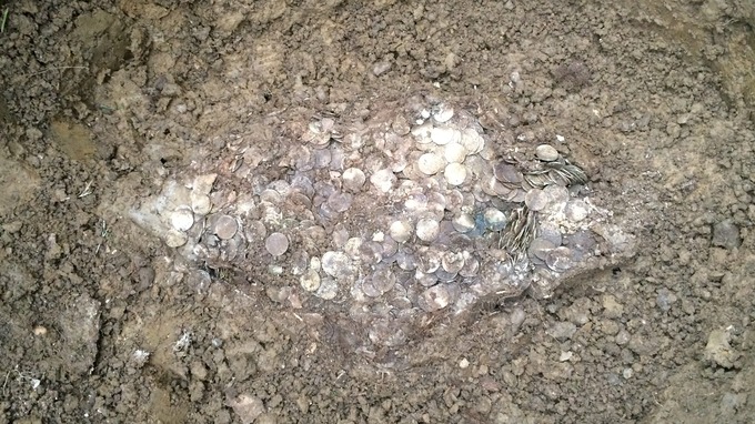 英国破产寻宝家挖出价值130万英镑的盎格鲁萨克逊古银币