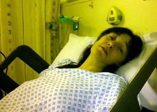 特德成功通知康兰,她患上了乳癌。