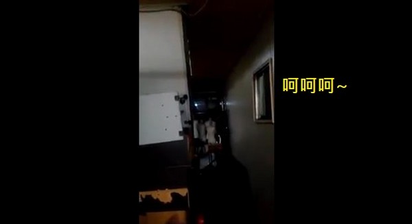 男子到友人家自拍,空气中传出女笑声。