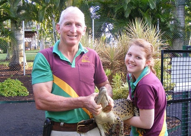 澳洲昆士兰省动物园主上阵表演惨遭鳄鱼咬断手指