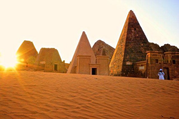 尼罗河中游藏座落的砖色金字塔,是库施王国留下的文化遗产。