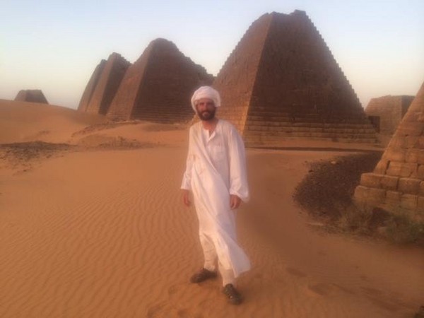 英国摄影师伍德与苏丹金字塔合影