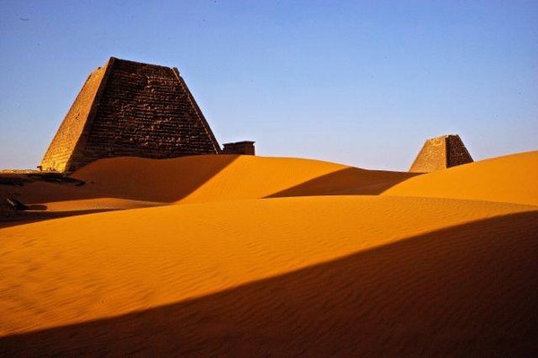 伍德拍摄的苏丹金字塔,在沙漠中有种荒凉的美感。