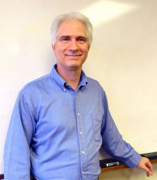 美国佐治亚大学教授爱德华·基普里奥斯。他在近日发表的一篇论文中提出一个大胆的想法,即宇宙或许并没有加速膨胀,因而所谓的暗能量或许也就根本不存在。